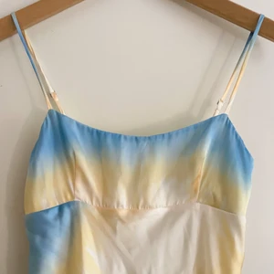 Zara klänning - Tye dye klänning i silkesmaterial från zara! Gul o blå! Jättefin😍💘 endast använd en gång💗 från förra året