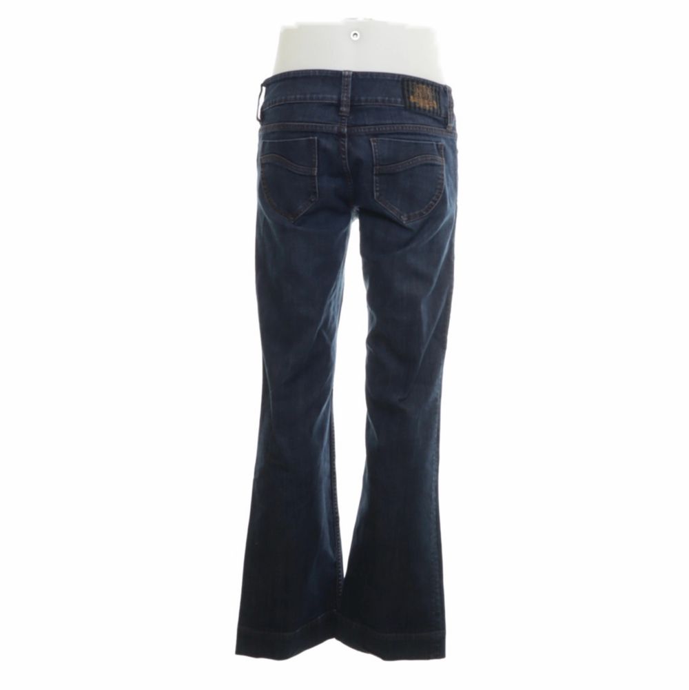 Perfekt lågmidjade Bootcut jeans! Och bilden ger dem inte justice för dem är mer Bootcut i verkligheten! Skitsnygga iaf i mörkblå färg! Jag har typ storlek M!. Jeans & Byxor.