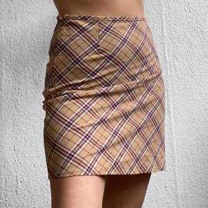 Söt kjol i burberry liknande mönster. Går att ha som low waist kjol om man vill🦋  är 164 cm och slutar ungefär vid låren. Passar S/M