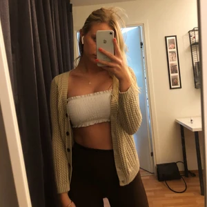 Kofta - Stickad kofta med en härlig beige färg. Ger mig strand vibe. Så tänker man kan dra den över sin bikini🌸🌸