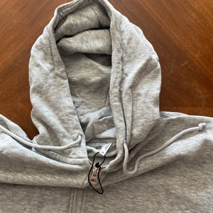 Weekday grå zip hoodie Kvinnor Xs - Hej. Säljer denna hoodie då jag valde fel storlek samt passform. Därav tänkte jag att det kanske är någon annan som skulle kunna tänka sig köpa hoodien. Har endast använts 1 gång. STORLEK XS. Köparen står för frakten. Betalning sker vi Swish efter auktion