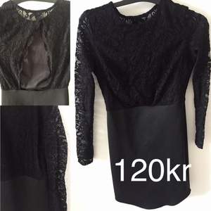 En fin svart klänning med fina detaljer och öppen rygg. Storlek S :)
