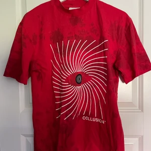 Cool t shirt - Fett cool tröja från märket Collusion. Använd bara nån gång så den är i bra skick! Står storlek 2XS men skulle säga att den passar allt från XS-L beroende på hur man vill att den ska sitta. Pris 70kr+frakt skriv privat för mer bilder/frågor