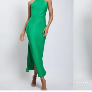 Meshki satin klänning - Satin Drape Back mini dress i storlek XS. Helt oanvänd med prislapp + balage. Köptes för 1700 kr, säljer för 1300 kr. Säljer pga jag fick hem klänningen för sent från USA. 