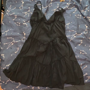 Volangklänning  - Svart klänning med volanger från shein, köpte för typ 200kr måste sälja för att den är för lång för mig (är 162) antingen kan man korta ner den eller är du lång så är den perfekt. Storlek medium. Material: 100% polyester