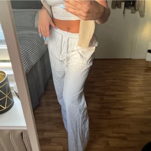 Linnebyxor  - Perfekta linnebyxan till sommaren. Jättebra passform och framhäver midjan. Sparsamt använda. Vet tyvärr inte märke eller exakta storleken då prislappen ej sitter kvar. Passar s-m, beroende på önskad passform. Buda från 300kr. Köparen står för frakten💗