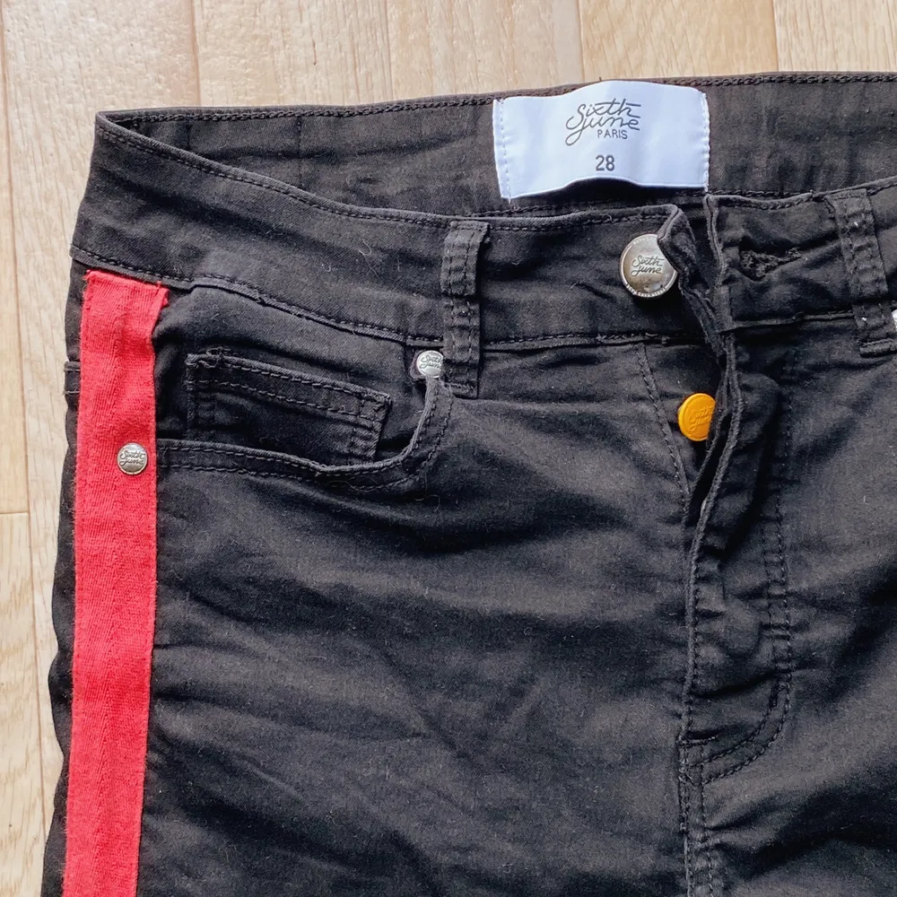 Svarta tajta jeans med rött streck, knäppe istället för dragkedja. Bra fickor både fram och bak! . Jeans & Byxor.
