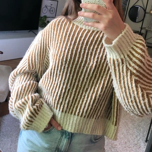 Randig stickad tröja - Randig stickad tröja från NA-KD. Långa ärmar. Storlek M, ganska oversized i modellen.