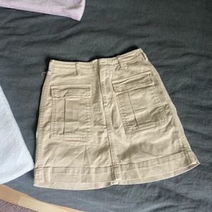 36/38 - Säljer denna kjol då den aldrig kommer till användning💕