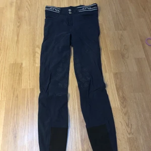 CRW Rid tights  - Det är en liten skråma på höger knä,  De kan tvättas innan de skickas! 