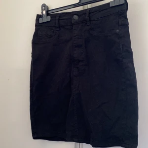 Kjol - Svart Molly kjol från ginatricot som inte kommit till användning (inga fickor där framme) ordinarie pris: 279kr 