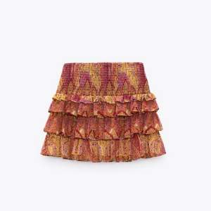 Säljer denna populära kjol från zara med lapparna kvar! Buda i kommentarerna!❤️