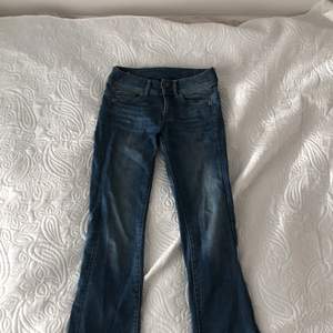 Använda g Star jeans. Ordinarie pris 800kr. Säljer billigare för att det öglan i höften lostnat lite. 