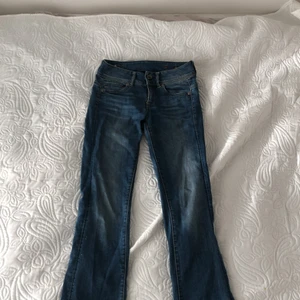 Gstar Jeans storlek 36/34 Bootcut mid/lowrise - Använda g Star jeans. Ordinarie pris 800kr. Säljer billigare för att det öglan i höften lostnat lite. 