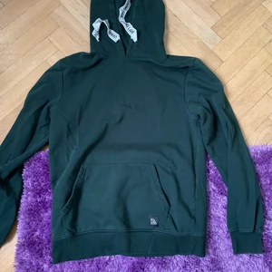Hoodie - Hoodie från lager157. Storlek small men är från herravdelningen så den är lite större än en vanlig tjejhoodie. Kanppt använd så i väldigt bra skick. 