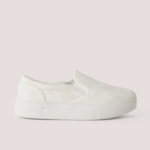 Skor - Säljer nu mina slip ons från nakd i storlek 38. Använd 1 gång till studenten. Väldigt fint skick!