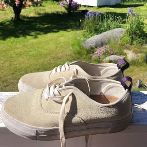 Eytys skor - Typ helt nya eytys, beiga i nått slags mocka med textur. Använda kanske 5 gånger :) den enda fläcken är på plösarna men annars är de väldigt fint skick!