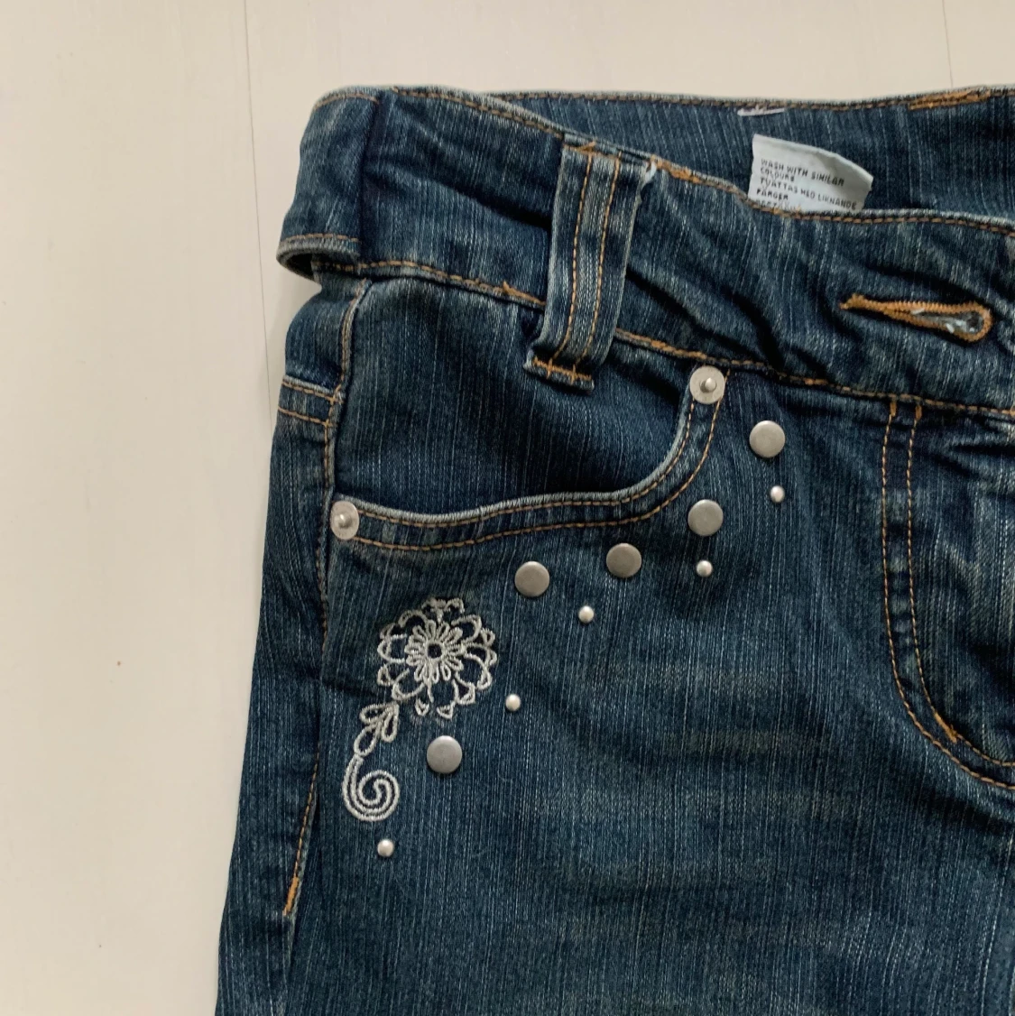 Jeans med detaljer  - 90