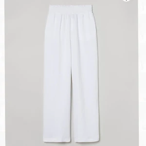 Vita Linnebyxor  - Säljer mina vita linnebyxor från hm i storlek S. Dom är i bra skick men lite skrynkliga på bilden💕