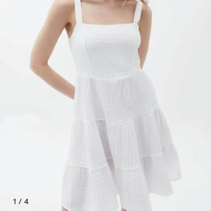 STUFENVOLANT - Vardagsklänning - Super fin klänning från zalando som endas kommit till användning vid en mösspåtagning och därför säljs nu för 300kr. Den är i stolek 38/S och väldigt skön!