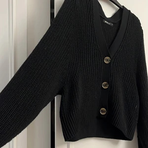 Stickad tröja xs - Jättefin stickad tröja från gina tricot i storlek xs men den passar även som S då den är lite oversized. Använd endast ett par gånger är