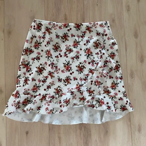 Blommig kjol  - Superfin och somrig blommig kjol från nelly