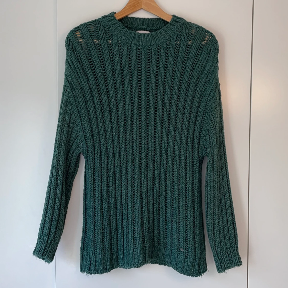 Grön stickad tröja för svala sommarkvällar
