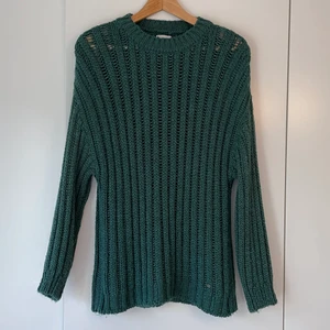 Grön stickad tröja för svala sommarkvällar - En mjuk och skön mörkgrön stickad tröja från Pull&Bear med dropped shoulders. Sparsamt använd, mycket gott skick. 
