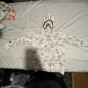 Bape hoodie - En vit bapefull shark zip hoodie i storlek M, passar folk som bär storlek S och M skulle nog säga att den är åt det mindre hållet men passar perfekt.