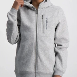 Zip hoodie  - Säljer min sail racing tröja då den ör för liten och blev för liten väldigt snabbt, har knappt använt den utan den har mest hängt i garderoben så skulle säga 8,5/10 skick. Mer bilder kan skickas privat. 