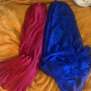 2 längre kjolar - 2 kjolar jag brukade använda till cosplay inan. Knappt använda och k bra skick :)