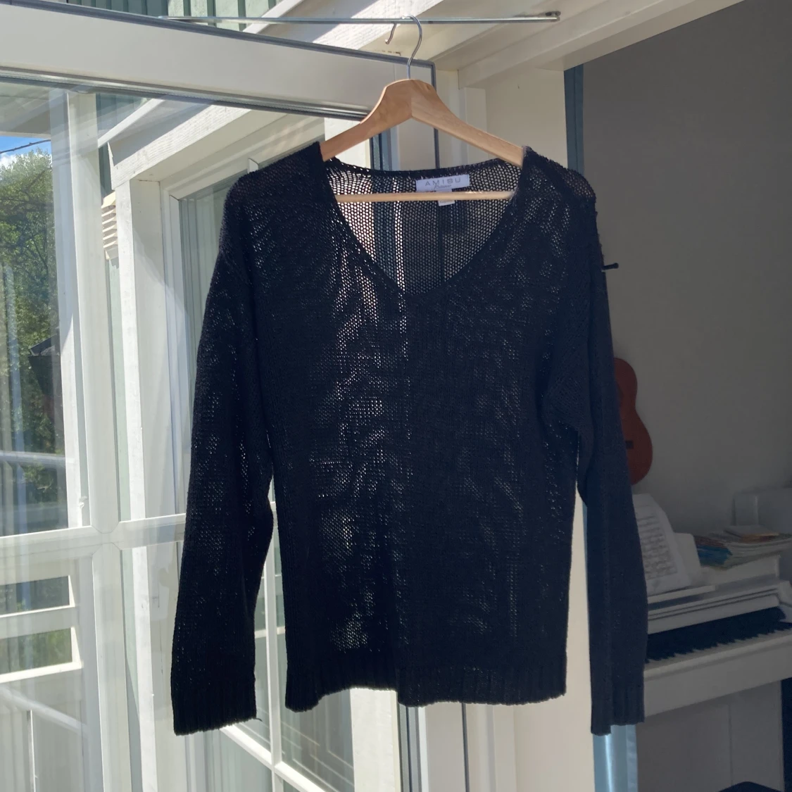 Svart stickad tröja med V-ringning