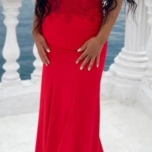 Aftonklänning  - Vacker aftonklänning. Använd 1 gång på et bröllop. Köpt i Tyskland för 4000kr. Klänningen är i storlek Smal. 