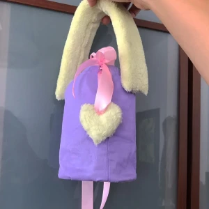 100 recycled söt handväska  - 100% återvunna material förutom sidenbandet💖♻️ sötaste liten dekorativ handväska, perfekt till en tillställning eller för outfitbilden, aldrig använd, hoppas den kan hitta ett nytt hem 💖