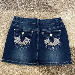 Jeans kjol - Bara provad en gång. På mig var den lite liten i storleken men jätte fin. Materialet är stressigt men ser ut som jeans material. 