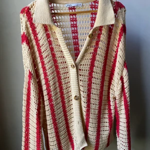 Randig stickad kofta från zara - Fin oversized stickad kofta från zara. Stl L, bra skick använd ett fåtal gånger. (andra bilden är lånad)