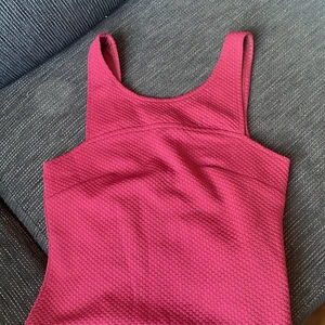 Figur klänning - Vinröd figurnära klänning med dragkedja i ryggen.  Aldrig använd 