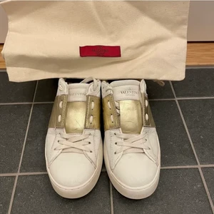 Valentino skor - Säljer mina superfina valentino med guld stripe, skorna har inga större defekter utan nån enstaka repa. Alla defekter syns på bilderna. Kommer med box och dustbag:) passar mig som har stl 38😊 (priset kan diskuteras)