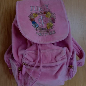 JUICY COUTURE  - Rosa velvet tyg, jätte fin ryggsäck som tyvärr ej kommer till användning längre 