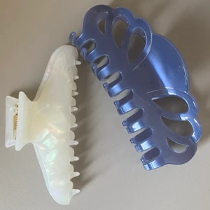 90’s summer hårklämmor  - 🌸✨ Förbered ditt hår för våren och sommaren med våra exklusiva hårklämmor! ✨🌸  Letar du efter stiliga och hållbara hårklämmor som inte bara håller håret på plats utan också ger en lyxig känsla? Då är våra hårklämmor i cellulosa det du har väntat på! Passar för både vardag o fest. 🪄  🔹 Kvalitet som håller: Tillverkade i cellulosa , inte plast! Bra pris, bättre kvalitet✨: erbjudande För endast 120kr med frakt,✨ Erbjudande ✨ Köp 2 klämmor för 200 med frakt & gåva på köået 🎁💝