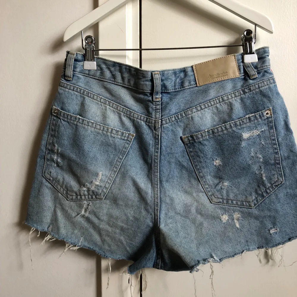 Mina favorit shorts har tyvär blivit för små. Skit sköna och älskar hur dom är slitna mycket välanvända men fortfarande i mycket bra skickt ska vara högmidjade men skulle själv säga att dom är normala inte lågmidjade men inte så pass höga att naveln täcks. Shorts.