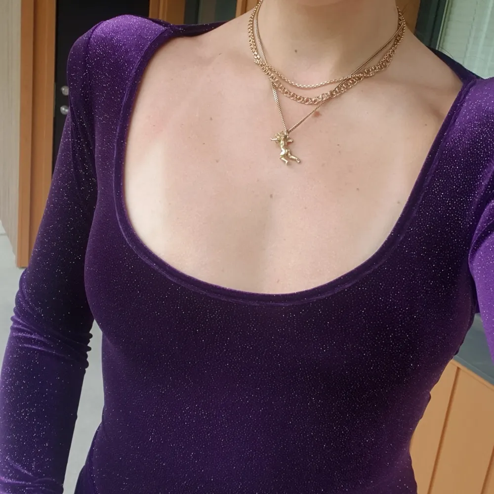 Wow, a true vintage 1980's era beauty. Deep purple velvet with sparkles that are stunning in the sunlight... or when you are dancing in the moonlight. ;) Cutouts all over back create a super sexy silhouette. 10/10 condition. Klänningar.