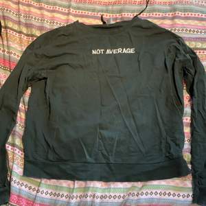 En mörkgrön sweatshirt från HM i storlek L. Lite liten i storleken och passar även en M. Köparen står för frakten.