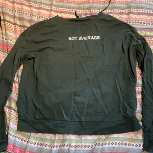 Sweatshirt från HM - En mörkgrön sweatshirt från HM i storlek L. Lite liten i storleken och passar även en M. Köparen står för frakten.