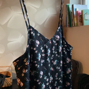 Slip dress - Blommiga sommarklänning, knälång.  Svart och lila T-shirts ingår 