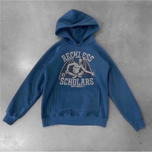 Reckless scholars Hoodie  - Hej  Säljer en reckless scholar hoodie i storlek M. Säljer pågrund av att den inte kommer till användning. Skicket på tröjan är 10/10, inga lossnade pärlor eller märken. OBS, lånade bilder skickar gärna egna bilder privat! Pris kan även diskuteras