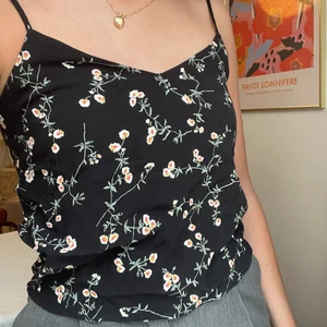 Svart blommigt linne - Säljer mitt svarta blommiga linne från & Other stories