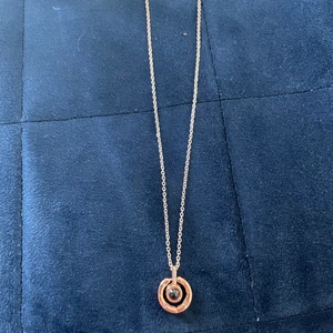 ”Jag älskar dig” på hundra olika språk halsband  - En splitter ny rosé-guldfärgad halsband som får din partner att älska den. Det står ”jag älskar dig” inuti glasburen.  1 för 89 + frakt  2 för 178 + fri frakt  3 för 270 + fri frakt + gratis ring  