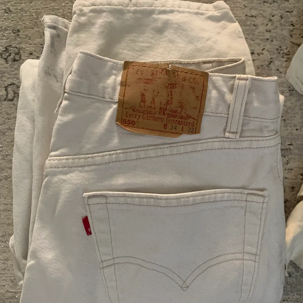 Ett par vita levi’s jeans i superfint skick och i tjockt material, finns en liten grå fläck på innersidan av ena benet, men ingenting som märks (skickar gärna bild vid förfrågan). Storlek 34 i midjan men passar mig perfekt som är ca. 30-32 normalt sätt. . Jeans & Byxor.