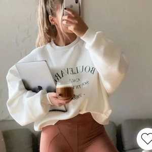 Tröja  - Första bilden är lånad, Knappt använd, köparen står för frakten, nypris 400